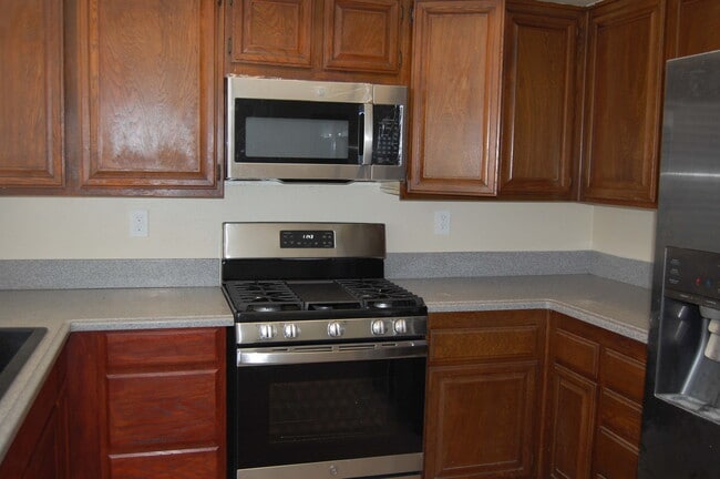 Building Photo - 6401 Glenfox Dr