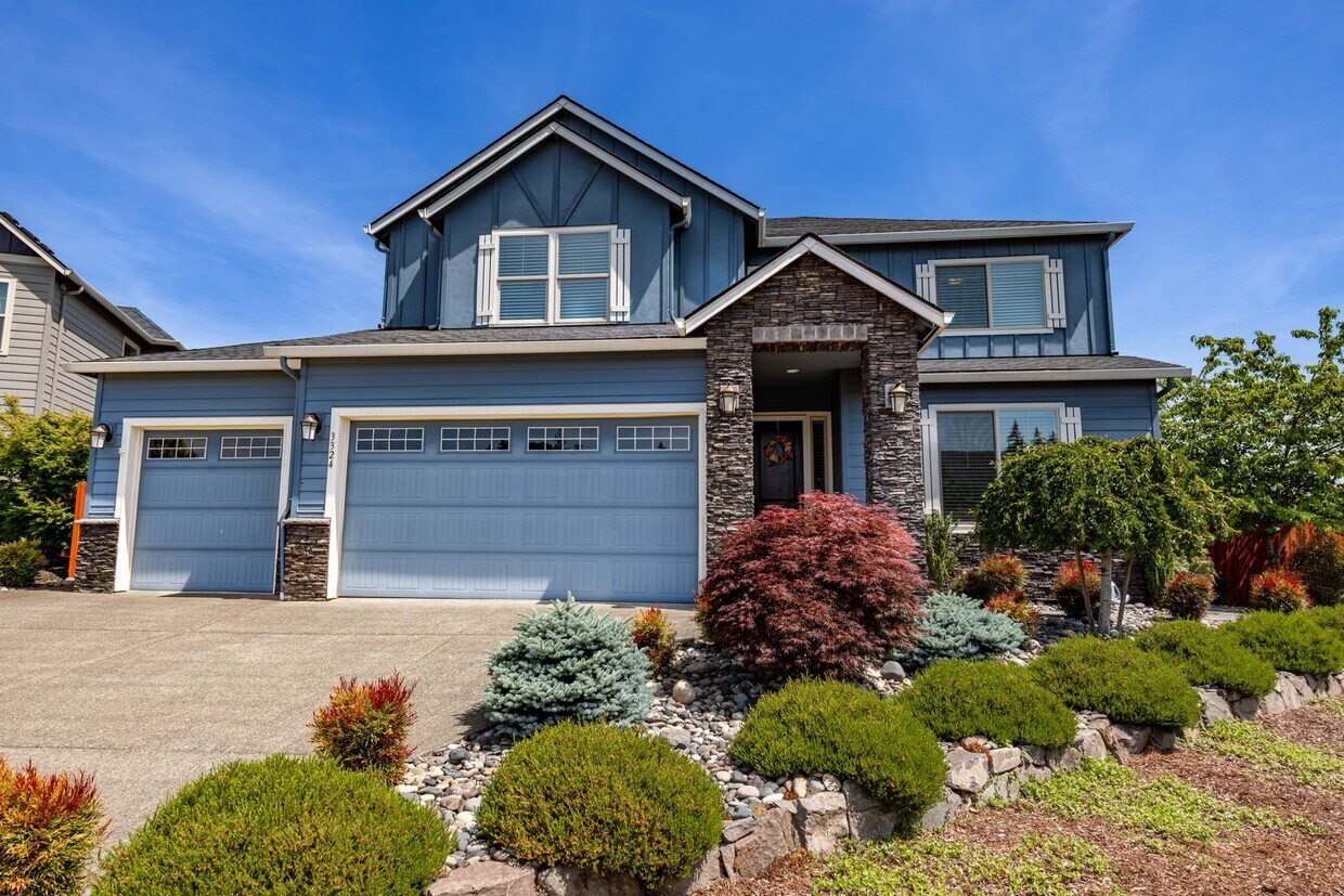 Foto principal - Four Bedroom Home + Bonus & Den in Gated C...