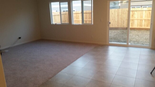 Foto del edificio - 4569 Golden Alder St
