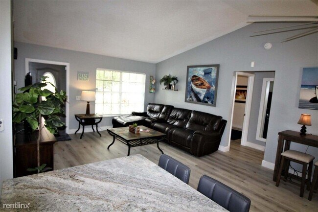 Foto del edificio - 3 br, 2 bath House - 147 NW 10th Ave