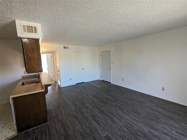 Building Photo - 1406 Glen Oaks Ct