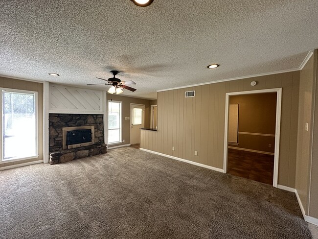 Building Photo - 3848 Lawrenceton - Available Now!