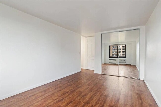 Foto del edificio - 185 Hall St