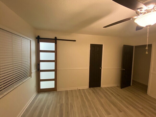 Foto del edificio - 100 Fieldcrest Dr