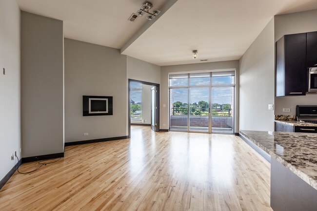 Building Photo - 2319 N Damen Ave