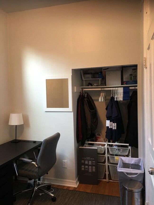 Building Photo - 4 bedroom in Chicago IL 60607