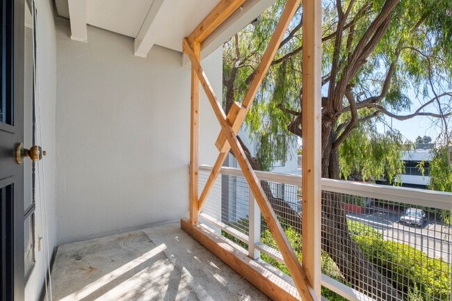 Building Photo - Sunny South-Facing Watergate Studio!