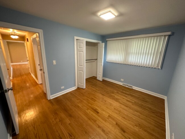 Building Photo - 978 E Capri Dr