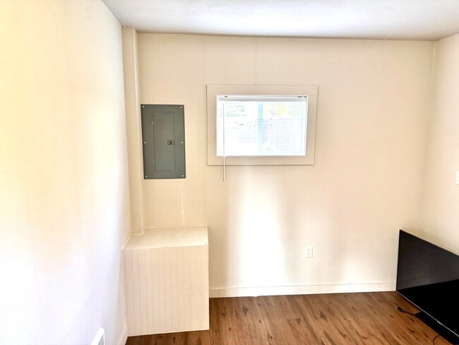 Foto del edificio - Private Detached 1-Bedroom Home – Modern Updates in Prime University Place Location