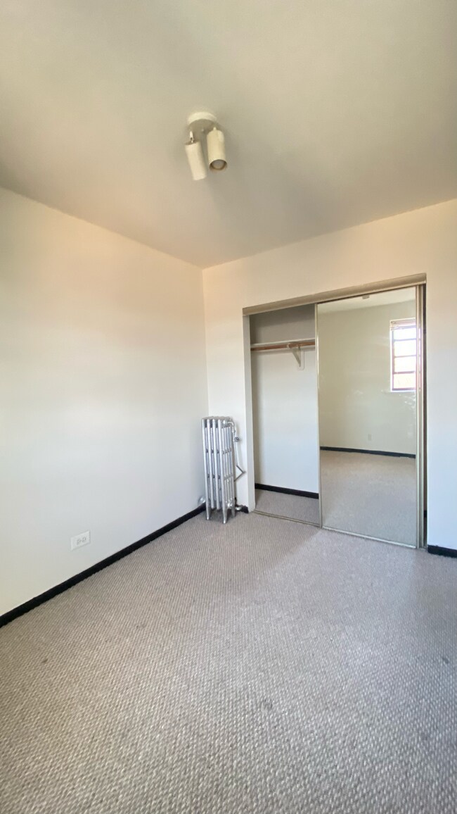 Foto del edificio - 3933 N Clarendon Ave