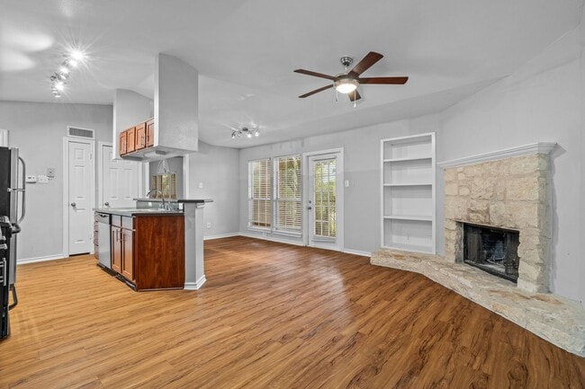 Building Photo - Awesome Huge 1 BD with Garage -  Dog Park - Resort Pool - One Month Free Rent - $1195