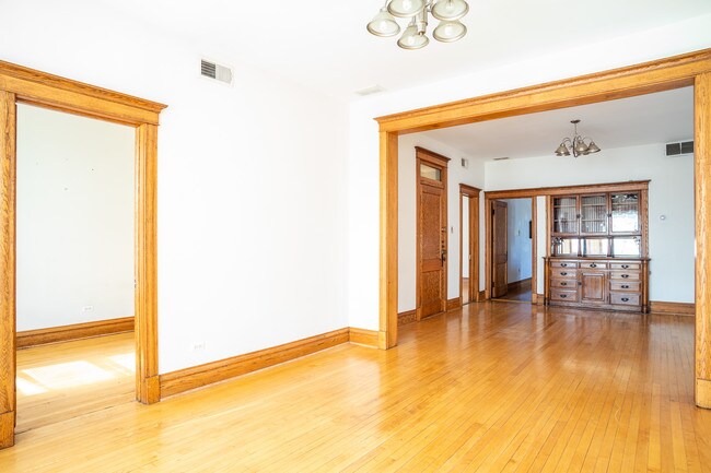 Building Photo - 3238 W Beach Ave