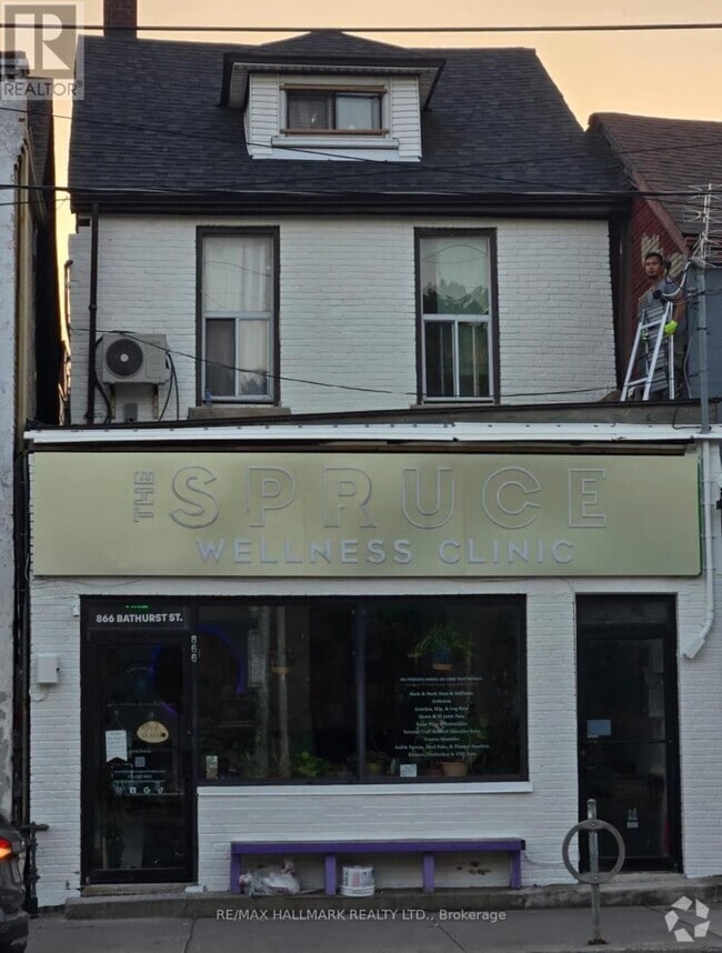 Building Photo - 866 Bathurst St