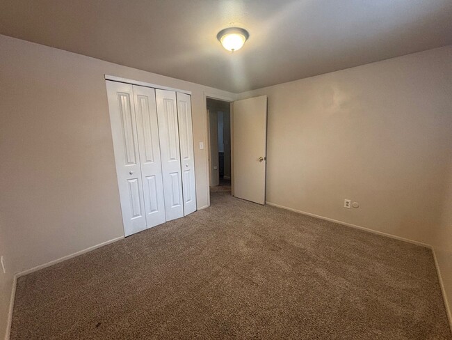 Foto del edificio - 3 Bed / 1 Bath Near I-25 and S. Academy - ...