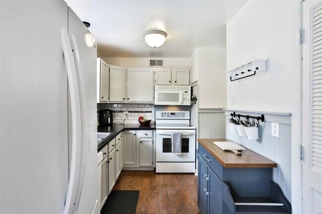 Building Photo - 13453 Coliseum Dr