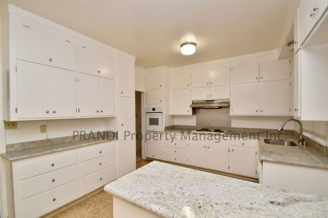 Building Photo - Lovely 3 Bedroom Gerstle Park Home