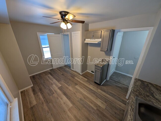 Foto del edificio - Well-Maintained Cape Cod with Garage on Corner Lot