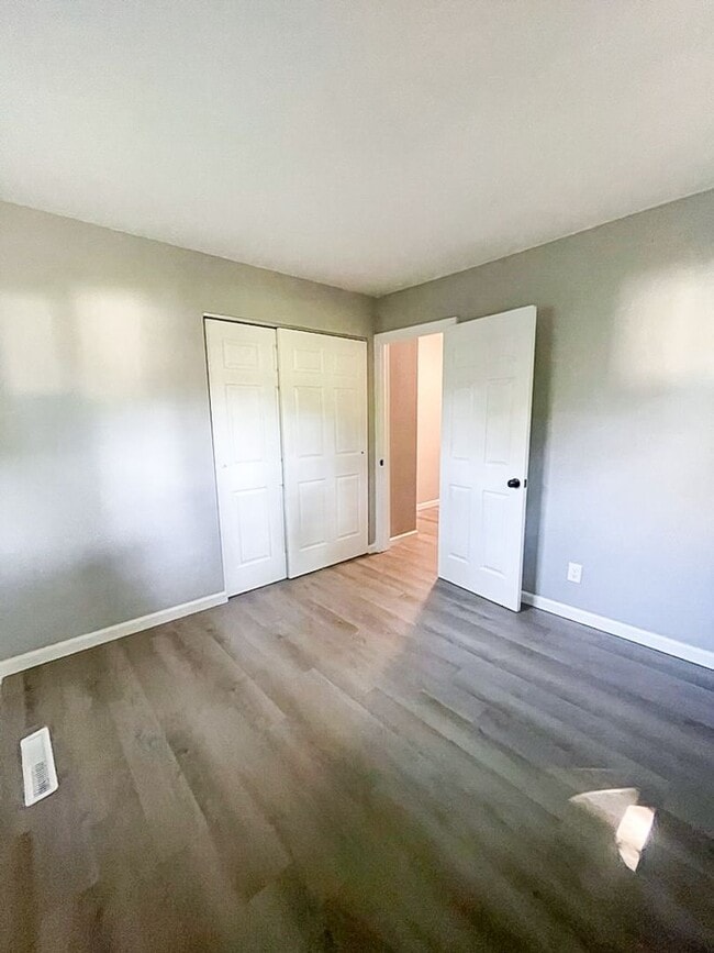 Foto del edificio - Charming 3-Bedroom Single-Family with New ...