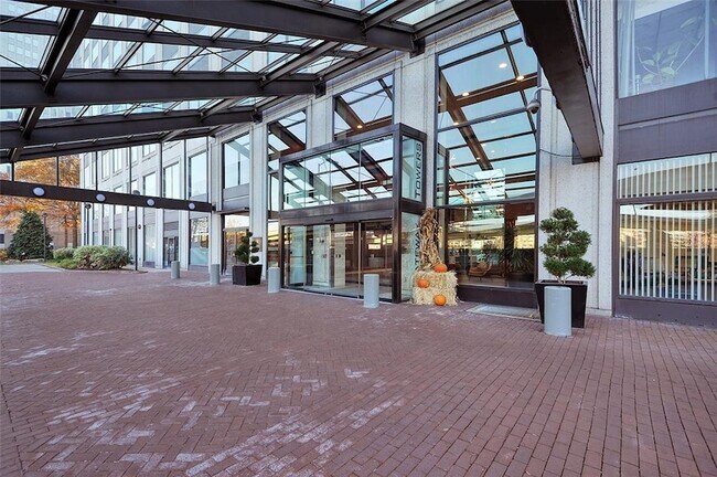 Building Photo - 320 Fort Duquesne Blvd