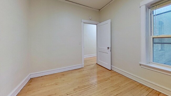 Foto del edificio - 2537 N Farwell Ave