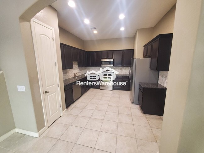 Building Photo - 1367 S Country Club Dr