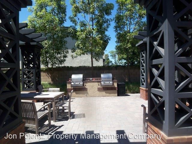 Foto del edificio - 3 br, 2.5 bath Apartment - 555 W. Maple Ave.