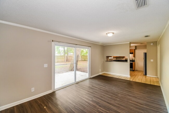 Building Photo - 3933 Gumwood Dr W