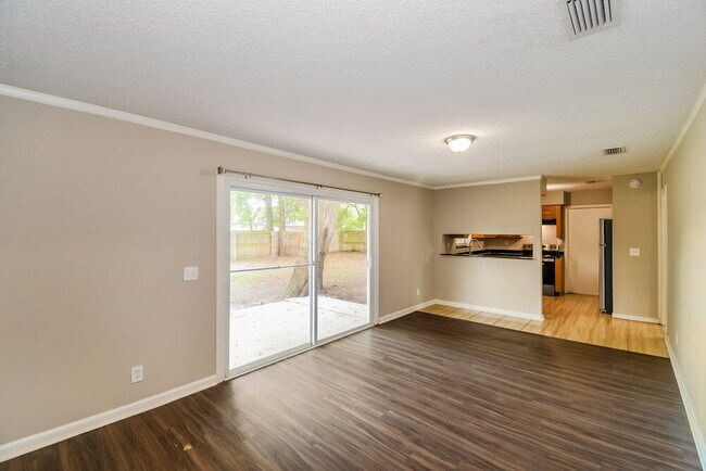 Foto del edificio - 3933 Gumwood Dr W