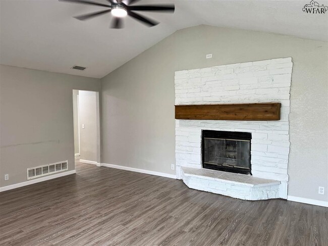 Building Photo - 1112 Lisa Ln