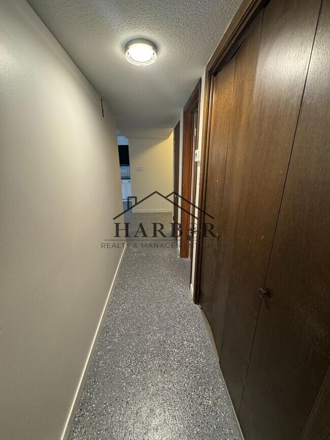 Foto del edificio - Large Renovated 1 Bedroom 1 Bath - SPECIAL...