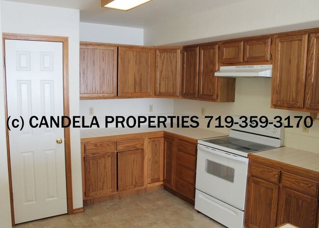 Building Photo - LARGE 4 BEDROOM HOME IN FOUNTAIN