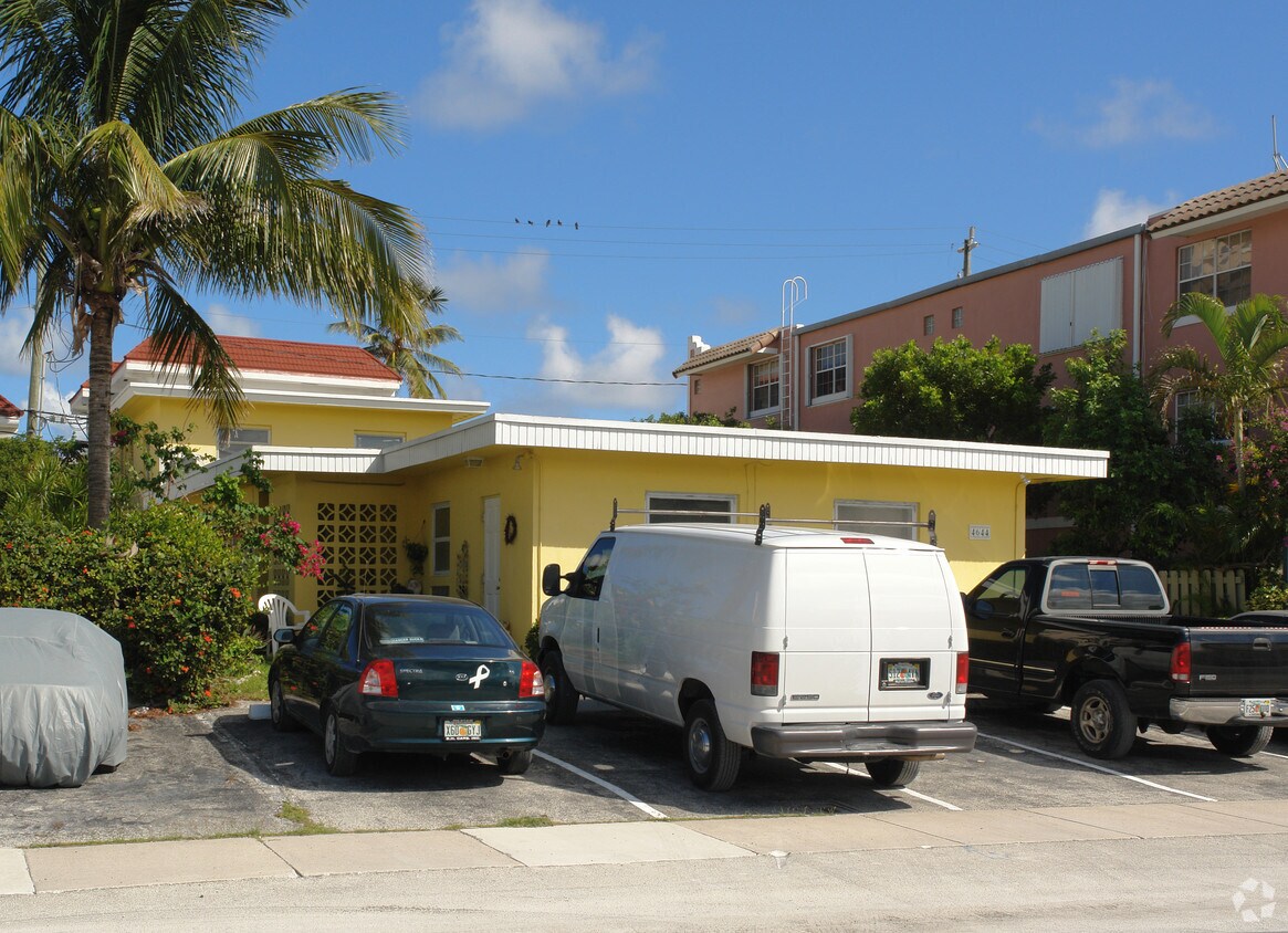 Building Photo - 4644 Bougainvilla Dr