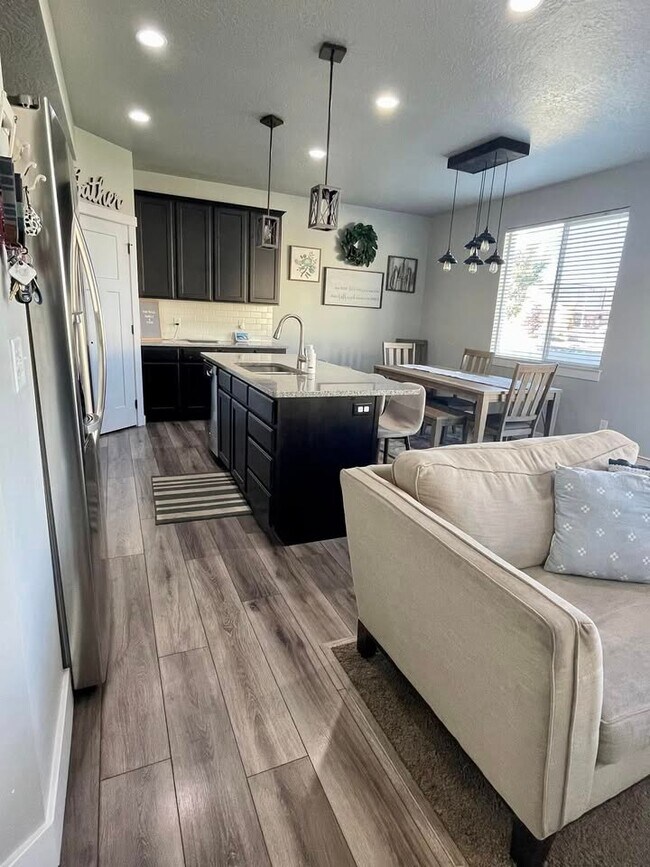 Building Photo - 5568 Rokeby Ln