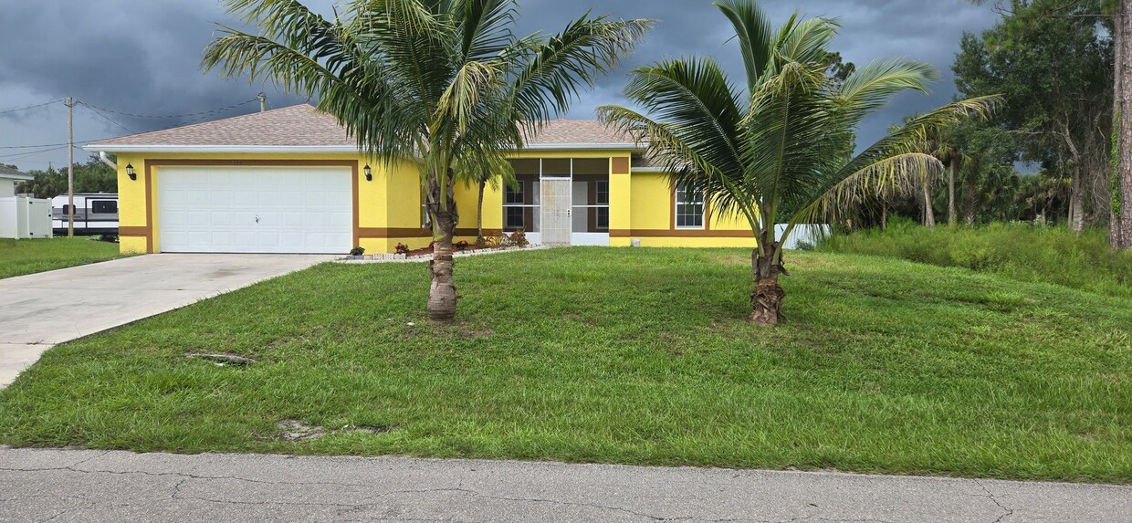 Primary Photo - Huge Three Bedroom- 2 bath + den, 2 car ga...