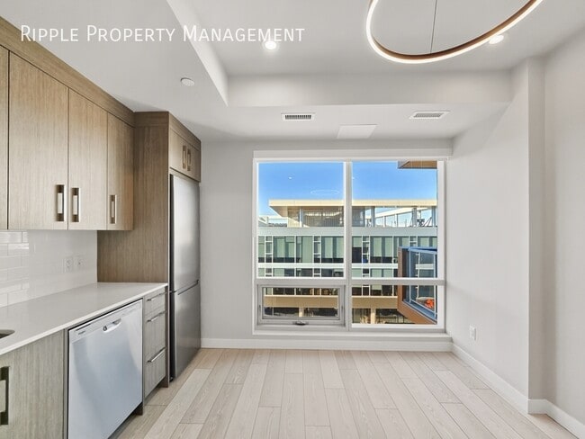 Photo du bâtiment - 110-18A 18a St NW