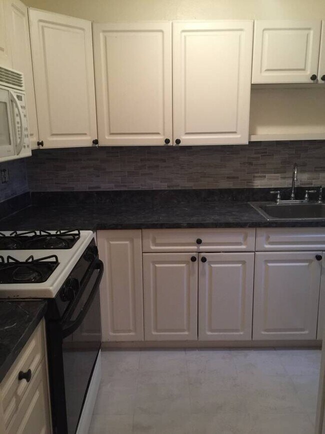 Kitchen - 290 Bay 17th St