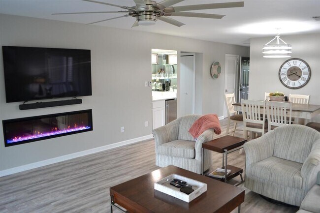 Foto del edificio - 200 Hamilton Oaks Dr