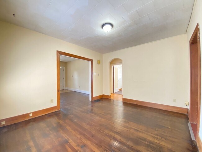 Building Photo - Fernwood House MOVE IN SPECIAL -- **$100 G...