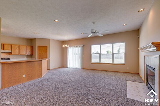 Building Photo - 3 br, 2.5 bath Townhome - 529 N Bristol Ct
