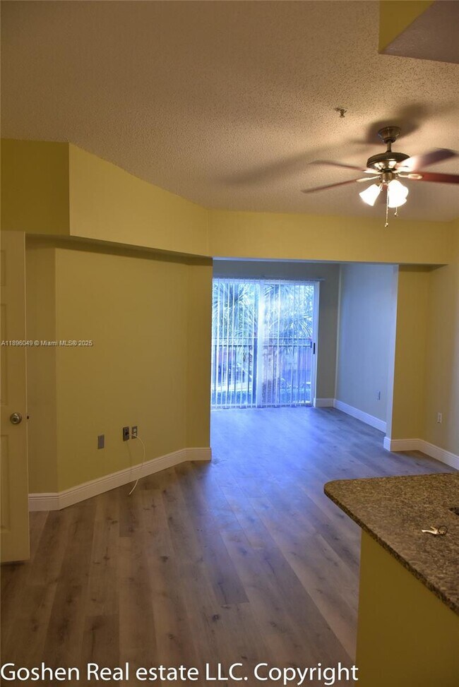 Foto del edificio - 2496 Centergate Dr