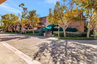 Building Photo - 8840 Villa La Jolla Dr