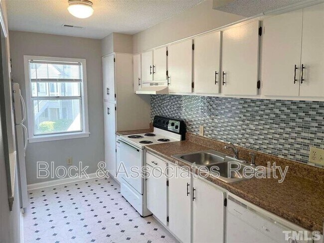 Foto del edificio - 135 Kingsbury Dr