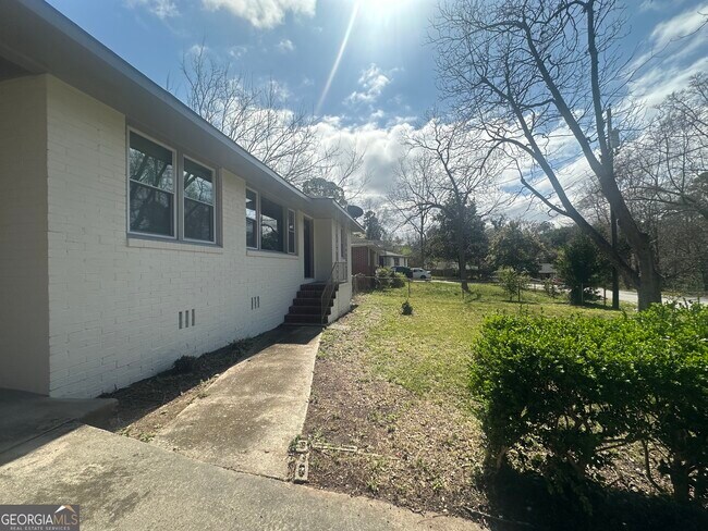 Foto del edificio - 1112 N Beddingfield Dr