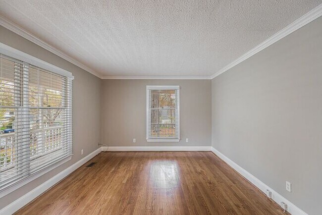 Foto del edificio - NW Large Updated Home! LR, DR, Den, FP, Ha...