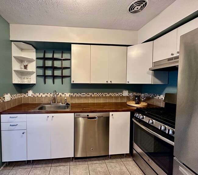 Building Photo - 2 bed 1 and 1/2 bath condo for rent $1600 ...