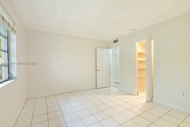 Foto del edificio - 6530 Lake Patricia Dr