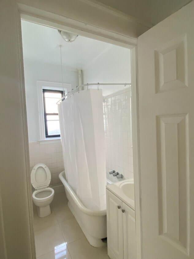 Building Photo - 388 E 96th St