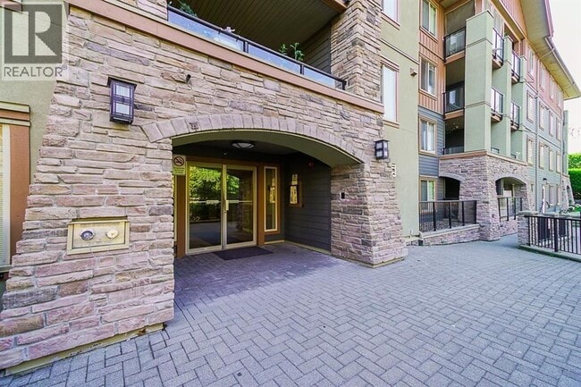 Building Photo - 240 Sherbrooke St