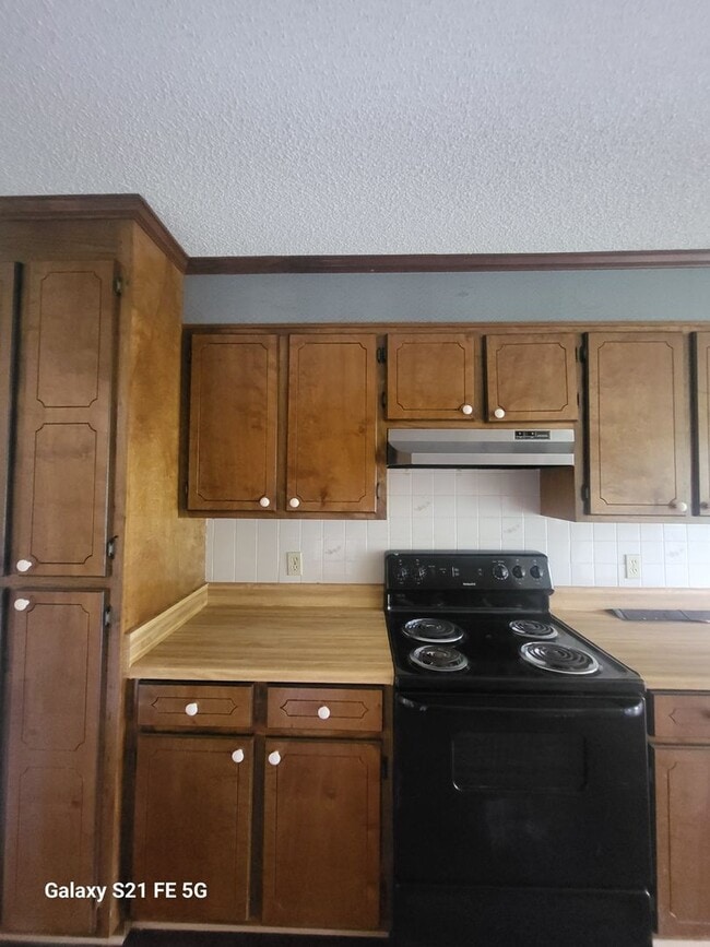 Building Photo - 3 bedroom, 2 bath home