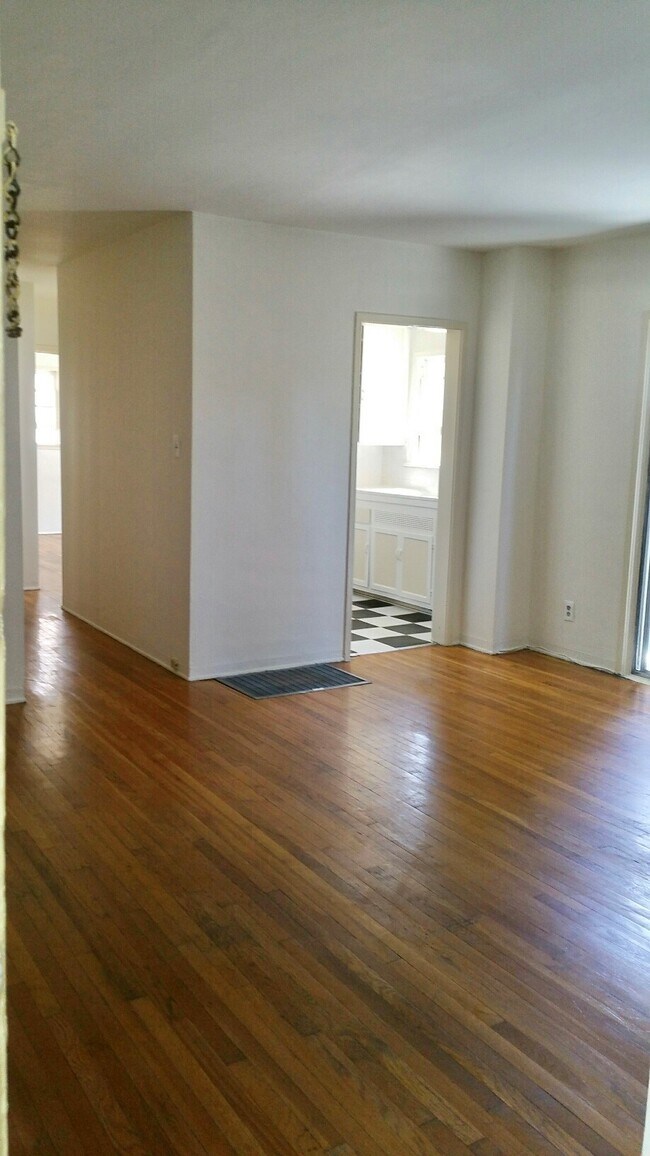 Foto del edificio - 7911 Blackburn Ave